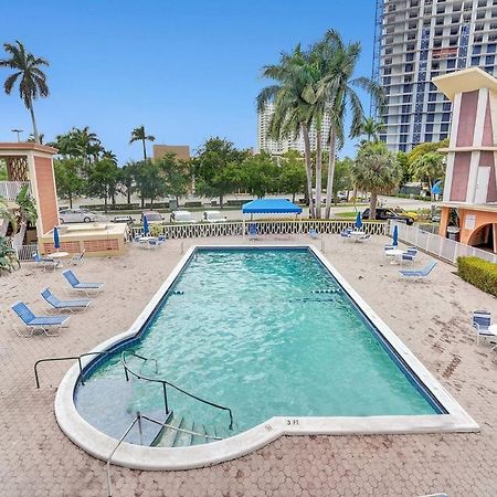 Hallandale Gulfstream Pool Walk To The Beach Appartement Hallandale Beach Buitenkant foto