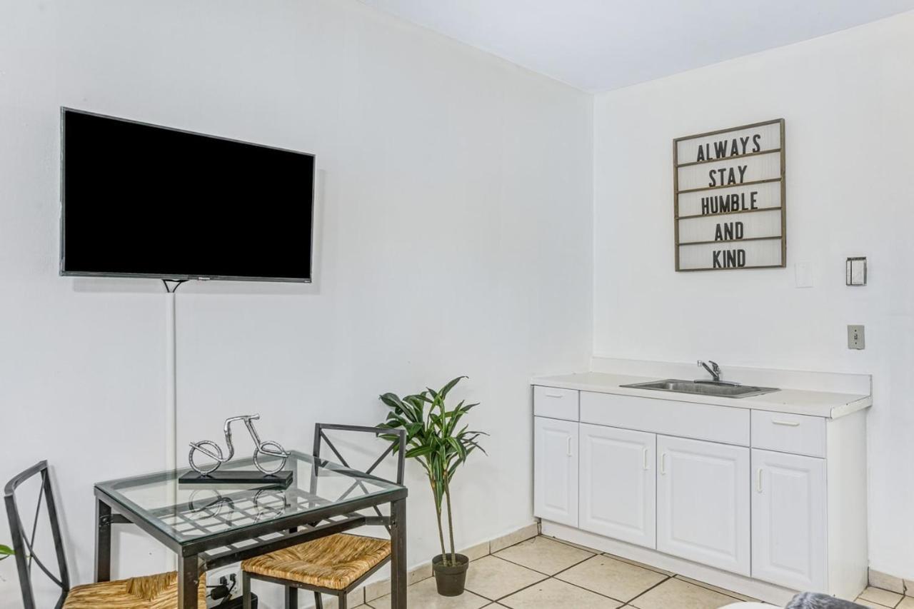 Hallandale Gulfstream Pool Walk To The Beach Appartement Hallandale Beach Buitenkant foto